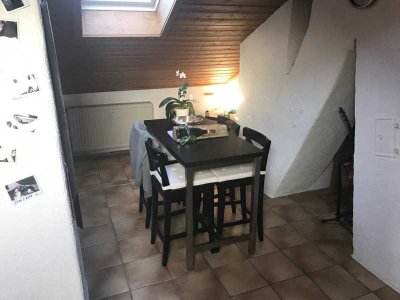 Schöne 2-Zimmer-Dachgeschosswohnung mit Einbauküche *Anfragen bitte nur mit Gehaltsnachweis*
