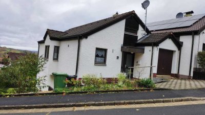 Sonnige Aussichtslage mit Weitblick - Reiheneckhaus mit Galerie, Studio und großem Garten in Happurg