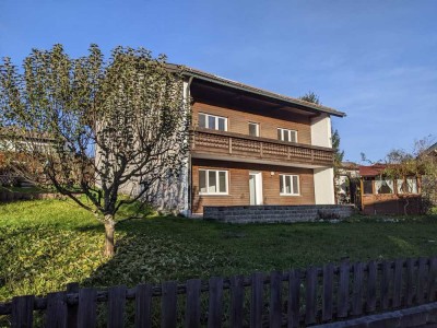 Freundliches Einfamilienhaus in Hanglage mit 4,5 Zimmern in Vachendorf