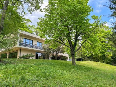 Exklusive Bauhaus-Villa mit Parkgarten &amp; Pool am Waldrand