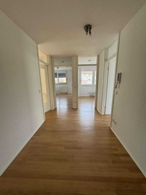 Großzügige und helle 4-Zimmer-Wohnung in Stuttgart mit Balkon
