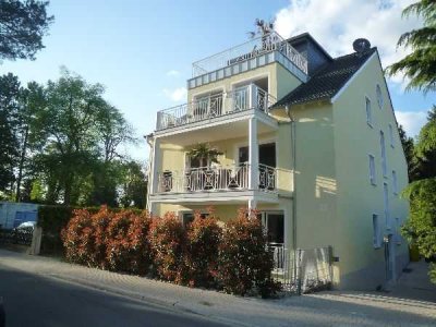 TopFreundliche Dachgeschosswohnung mit Industrieparkett, Balkon, modernes Bad