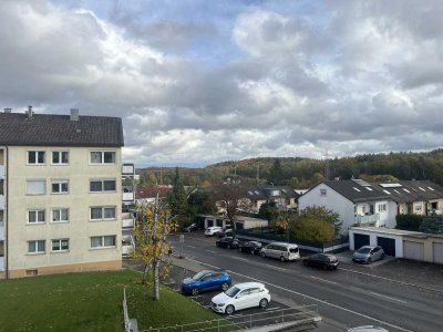 Vollständig renovierte Wohnung mit drei Zimmern sowie Balkon und Einbauküche in Sindelfingen