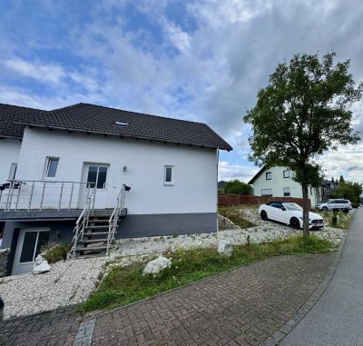Einfamilienhaus mit Terrasse, Garten und Stellplätzen
