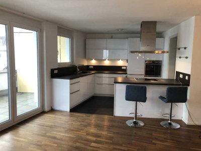 Moderne hochwertige 4-Zimmer-Wohnung mit Sonnen-Balkon, Einbauküche und TG