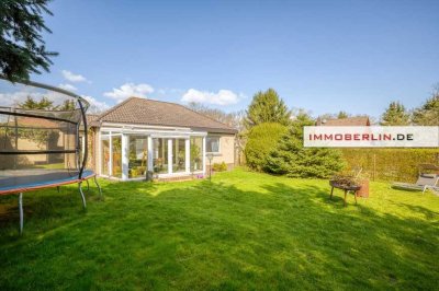 IMMOBERLIN.DE - Attraktiver Bungalow mit Wintergarten & Garage in ländlicher Lage vor den Toren Berl