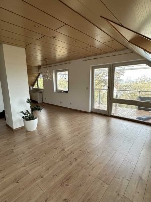 Geschmackvolle 2,5-Raum-DG-Wohnung mit geh. Innenausstattung