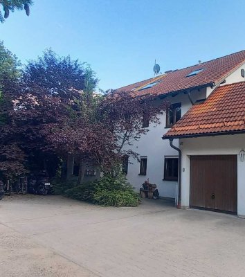 Große, helle 4 Zimmer Wohnung mit Balkon und Garage