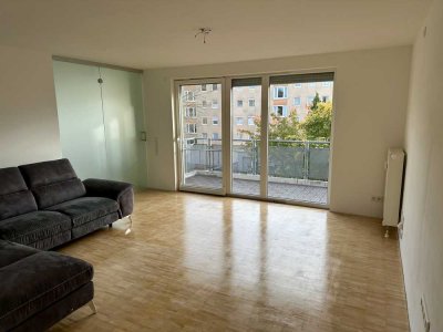 Helle 4-Zimmer-Wohnung in U-Bahn-Nähe mit EBK und TG-Stellplatz (11 kW Ladeanschluss)