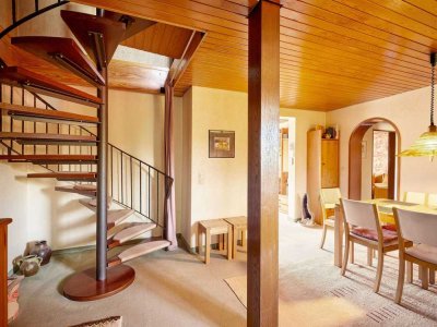 Großzügiges Eigenheim zur Selbstverwirklichung in ruhiger Wohnlage mit Balkon, Garten und Garage