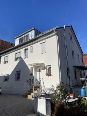 Lichtdurchflutetes Wohnjuwel im Dachgeschoss - stilvoll saniert & bezugsfrei!