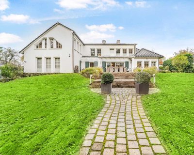 Design trifft Eleganz – Luxusvilla mit separater Wohneinheit auf Parkgrundstück