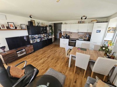 Zweitbezug nach Sanierung mit Balkon: Geschmackvolle 2-Raum-Wohnung in Bad Aibling