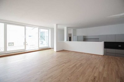 Von privat: Tolle Dachgeschosswohnung - in historischer Villa - am Wasser