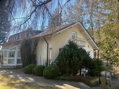 Architektenhaus mit großem sonnigen Garten und Garage