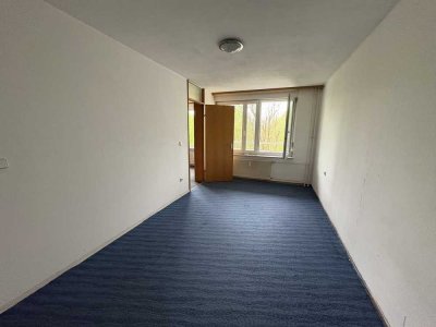 Gemütliche 2,5-Zimmer-Wohnung mit Balkon und Einbauküche in ruhiger, naturnaher Umgebung.