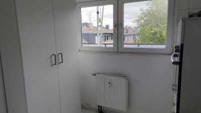 Geschmackvolle, modernisierte 3-Raum-Dachgeschosswohnung mit Balkon in Solingen