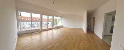 DG-Neubau aus 2020 - Hochwert. 4-Raumwohnung in Lichtenberg mit Parkett & DG-Terrasse & EBK