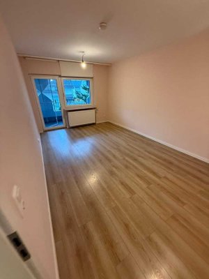 Stilvolle 3-Zimmer-Wohnung mit gehobener Innenausstattung mit Balkon und EBK in Flörsheim am Main