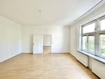 Brigittaplatz | Bezaubernde 2 Zimmer Altbau mit Potenzial &amp; Grünblick für unter € 4.000/m2