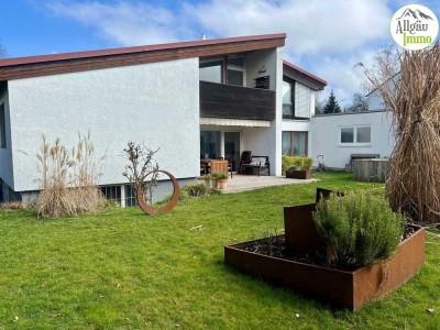 Attraktives Einfamilienhaus in gefragter Lage mit großzügigem Wohnraum und Nebengebäude