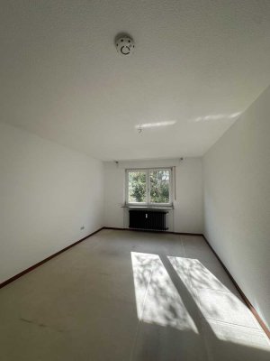 Großes und helles WG-Zimmer in einer 3er WG-Stuttgart Vaihingen, Uni Nähe & Top - Anbindung