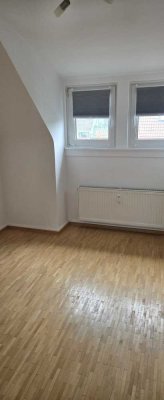 Stilvolle, vollständig renovierte 2-Raum-Dachgeschosswohnung in Dreieich