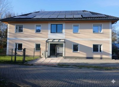 Großzügige Wohnung mit 3 Zimmern, Wintergarten und Balkon in Hennickendorf