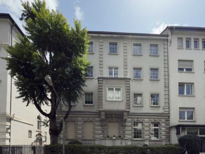 Westend: Großzügige 4-Zimmer-Dachgeschosswohnung mit Terrasse und Kamin