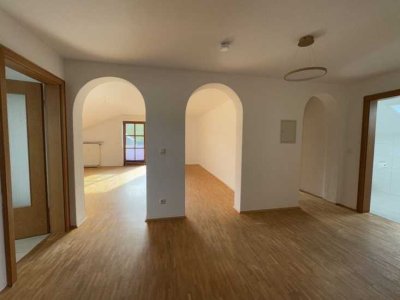 Bernau -Attraktive DG-Wohnung mit NEUER EBK, großem Balkon sowie Gemeinschaftsgarten in ruhiger Lage