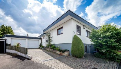 Bungalow mit offenem Wohn-Essbereich, fünf Zimmern und EBK in Wernau (Neckar)