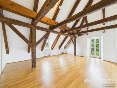 Außergewöhnliche Dachgeschosswohnung in denkmalgeschütztem Bauernhof – hochwertig saniert, sofort be