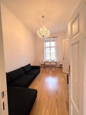 Altbau 2-Zimmer Wohnung mit Aufzug und Einbauküche