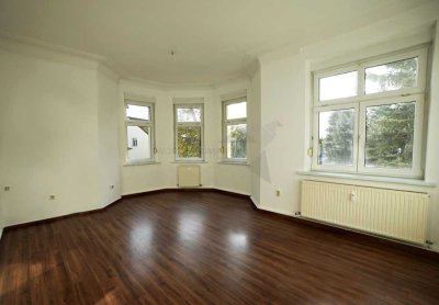 3-Raum-Hochparterre-Wohnung in schöner Villa mit Außenjalousien