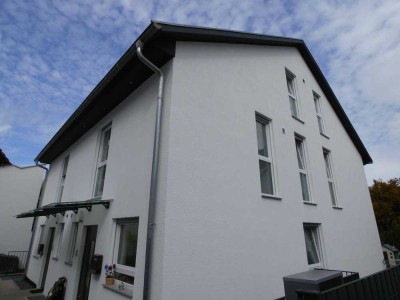 neuwertige DHH mit Einliegerwohnung und Garten