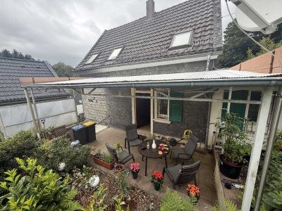 JA, zum gepflegten Schieferhaus mit Terrasse und großem Garten in Solingen-Meigen!