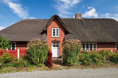Idyllisch, friesisch, gemütlich und mit viel Potenzial: Tolles Reetdachhaus in ruhiger Lage.