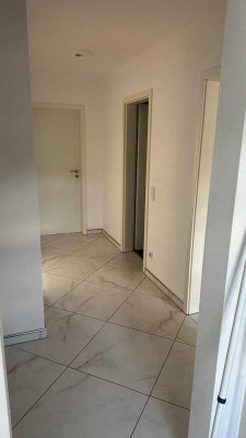 Schöne und sanierte 3-Zimmer-Dachgeschosswohnung mit Balkon und Einbauküche in Muhlhausen