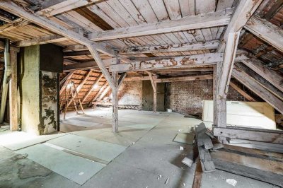 Exklusiver Dachgeschoss-Altbau mit Baugenehmigung