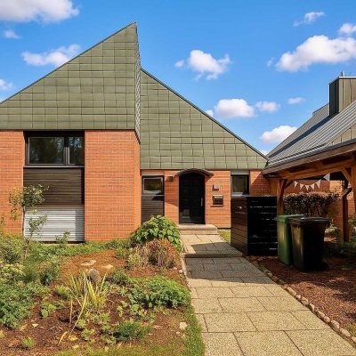 Wohnen mit Weitblick: neue Bäder, Garten, Kamin, PV und Garage