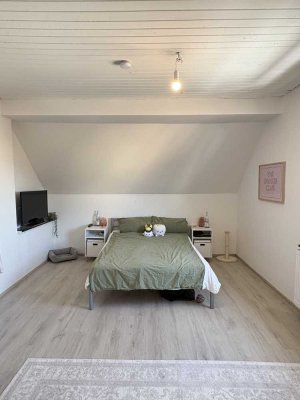 Charmante 2,5-Zimmer-Dachwohnung mit vielseitiger Nische und heller Raumaufteilung