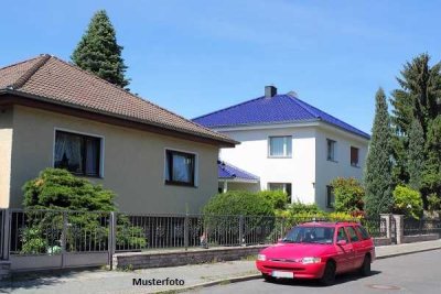 Einfamilienhaus mit Nebengebäuden
