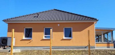 Verkaufsangebot! Ruhige Grünlage. Schicker 2-Personen-Bungalow. Massivbauweise.