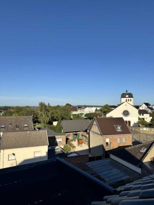 Helle Dachgeschosswohnung mit guter Anbindung