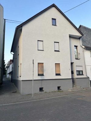Einfamilienhaus mit Nebengebäude, Hof und Garage