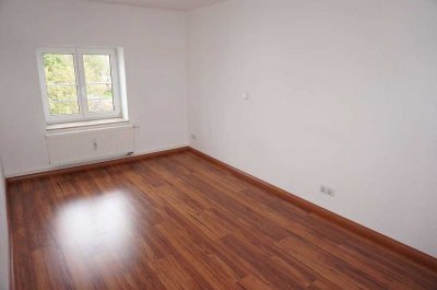 WG-geeignet -  Bad mit Wanne/Fenster + frei ab 1.8.25