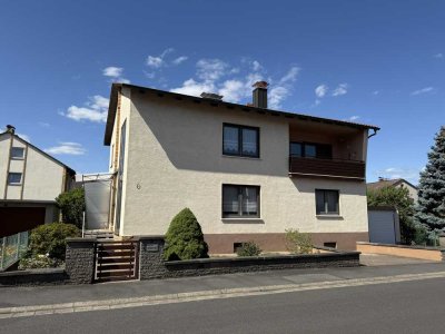 Freistehendes 2 Familienhaus mit Garage & geflegtem Garten in Wörth