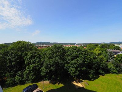 Weitblick inklusive: Helle 2-Zimmer-Wohnung mit Loggia &amp; Stellplatz in ruhiger Lage von Wr. Neudorf