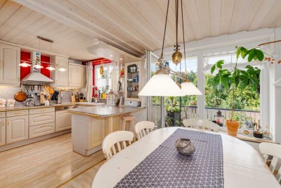Mit der Familie raus auf's Land
4,5-Zimmerwohnung am Tölzer Stadtrand, 1.OG,
Westbalkon, Kfz-Stell