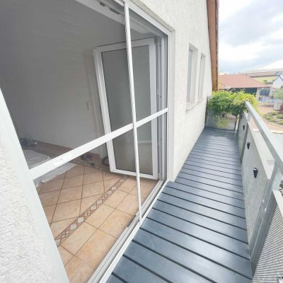 Erstbezug nach Sanierung mit Balkon: Exklusive 2-Raum-DG-Wohnung in Lustadt